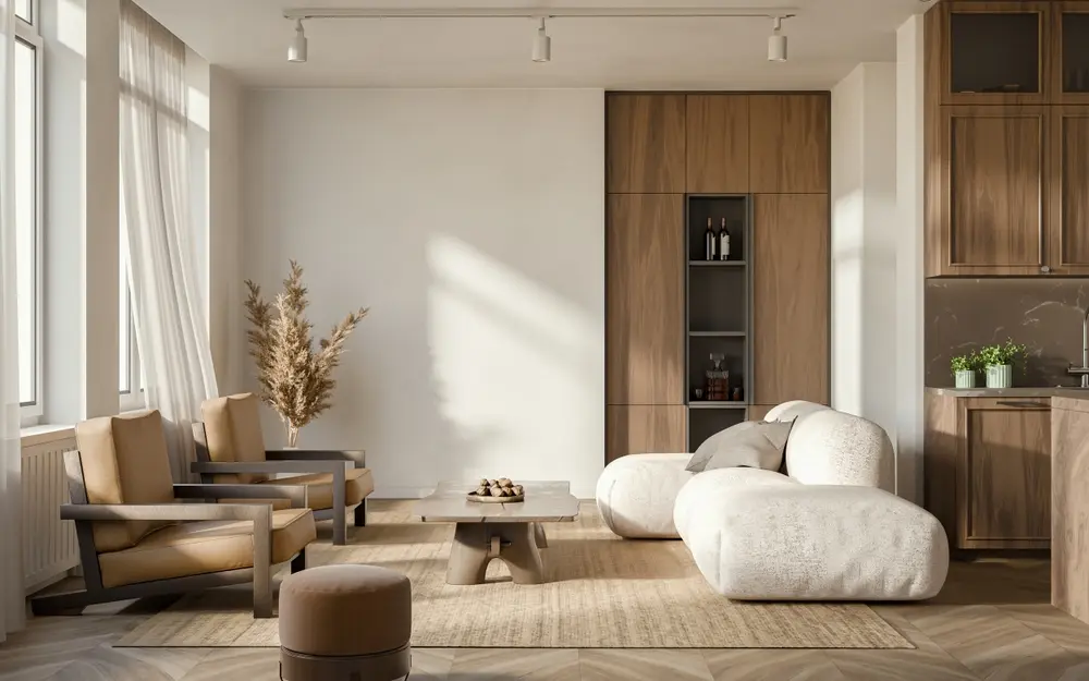 Salon moderne avec fauteuils beiges, canapés blancs moelleux et table basse en bois. La lumière du soleil filtre à travers les voilages, créant une ambiance chaleureuse et intime.